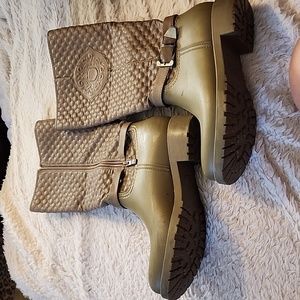 Flexible sole quilt look uppers on tan boots. Size 8.5 Forever brand.